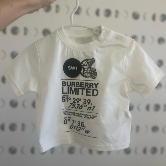 🆕 Burberry White Kids Graphic Tee - Picture 2 of 4
